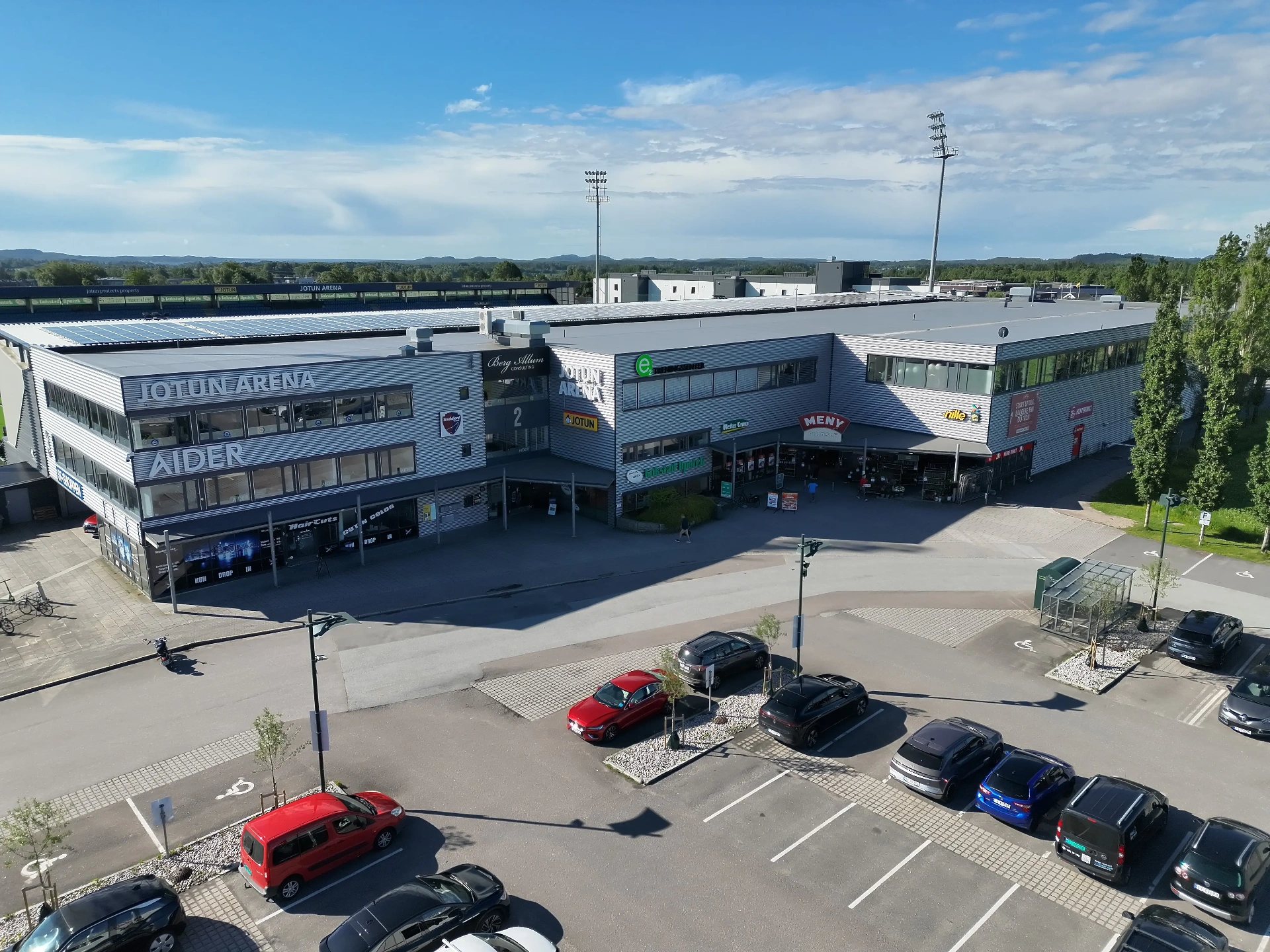 Arena Næring-bygget med Meny, Aider, Jotun Arena og flere leietakere i fasaden